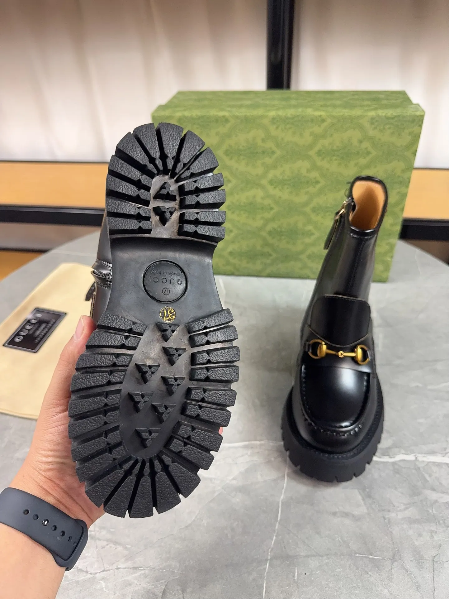 Men's shoes 💰640💰 New model from Gucci, double GG groove thick-soled loafers. The original version is made 1:1. Super beautiful quality, classic model at the counter. ❶Upper: original open-edge beaded cowhide ❷Inner lining: water-dyed cowhide ❸Feet: water-dyed cowhide ❹Outsole: ultra-light original sole ❺thick sole heightening: 3.5cn ❻Packing: original packaging ❼Number: 35-42 (41 41 customized, non-refundable) Men's model: 38-46 (45, 46 customized, non-refundable)